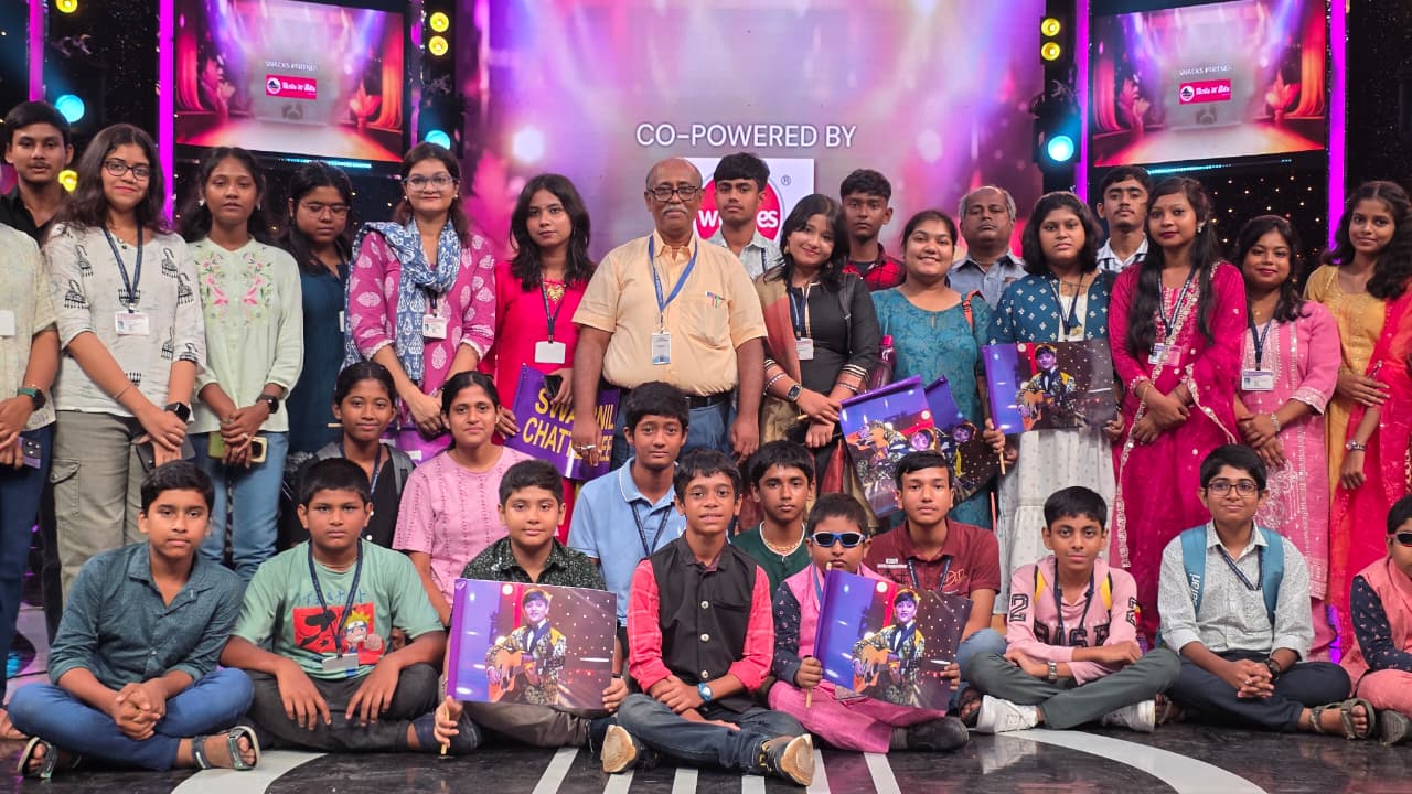 Zee Sonar Jalsha with students